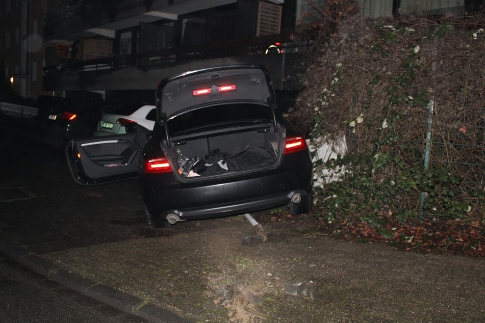 Der verunfallte Audi A5 steht auf dem Gehsteig. Er richtete erheblichen Schaden an.