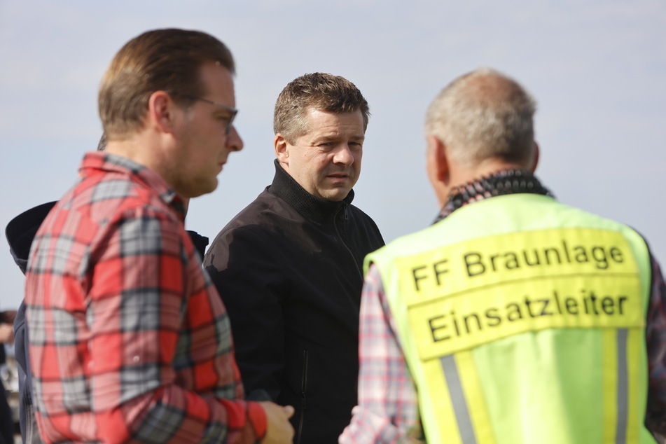 Sachsen-Anhalts Minister für Wirtschaft, Tourismus, Landwirtschaft und Forsten Sven Schulze (43, CDU, M.) erkundigte sich am Montag vor Ort über die aktuelle Lage am Brocken.
