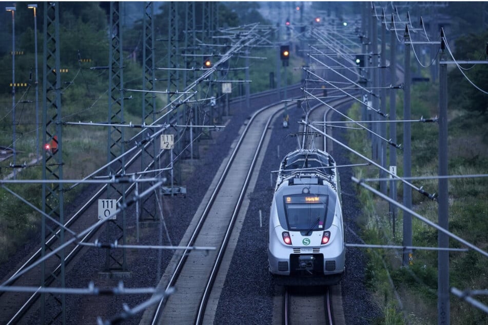 Die S-Bahn wurde in Neukieritzsch gestoppt, wo die Bundespolizei den übergriffigen Täter (19) in Empfang nahmen. (Symbolbild)