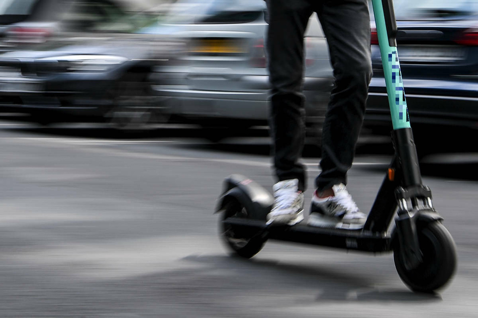 Berlin: Radlerin bei Crash mit E-Scooter schwer verletzt, Rollerfahrer flüchtet