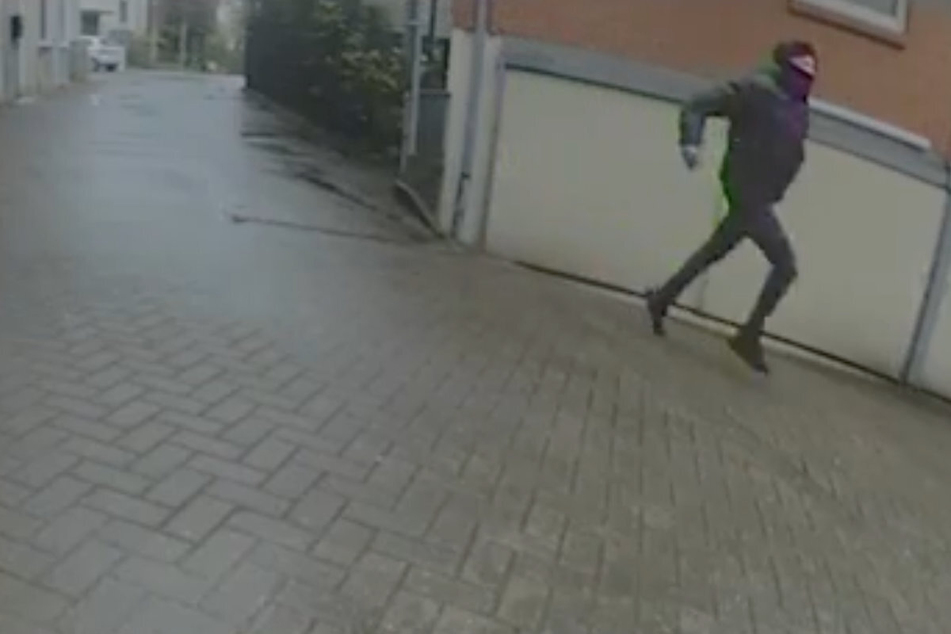 Auf einem zweiten Video ist der Angreifer auf seiner Flucht zu sehen.