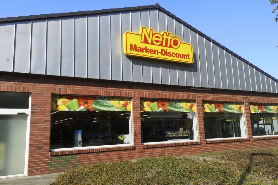 Auf dem Parkplatz einer Netto-Filiale schlug der Mann der 25-Jährigen ins Gesicht. (Symbolbild)