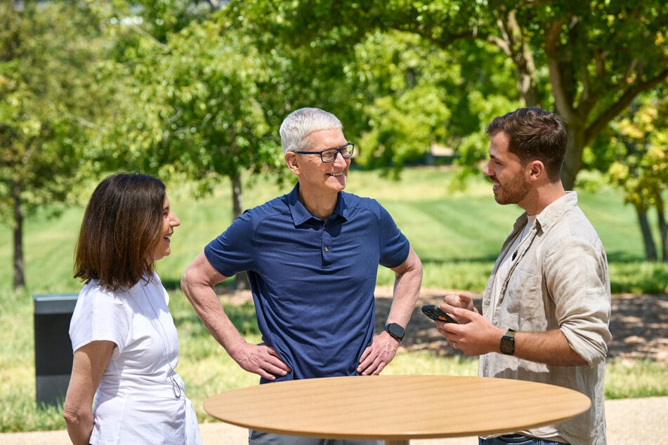 Der Dresdner Student Hendrik Schülke (25, r.) mit Apple-Chef Tim Cook (64, M.).