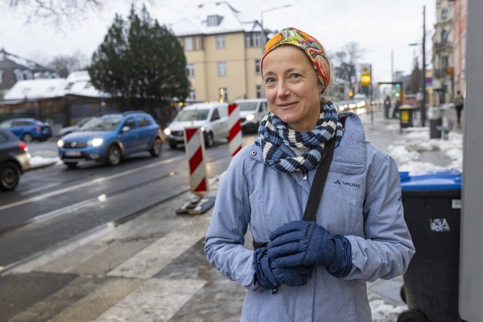 Anwohnerin Constanze E. (45) nutzt zum Überqueren der Straße immer die Fußgänger-Ampeln und hat das Chaos auf der Straße deshalb gar nicht mitbekommen.
