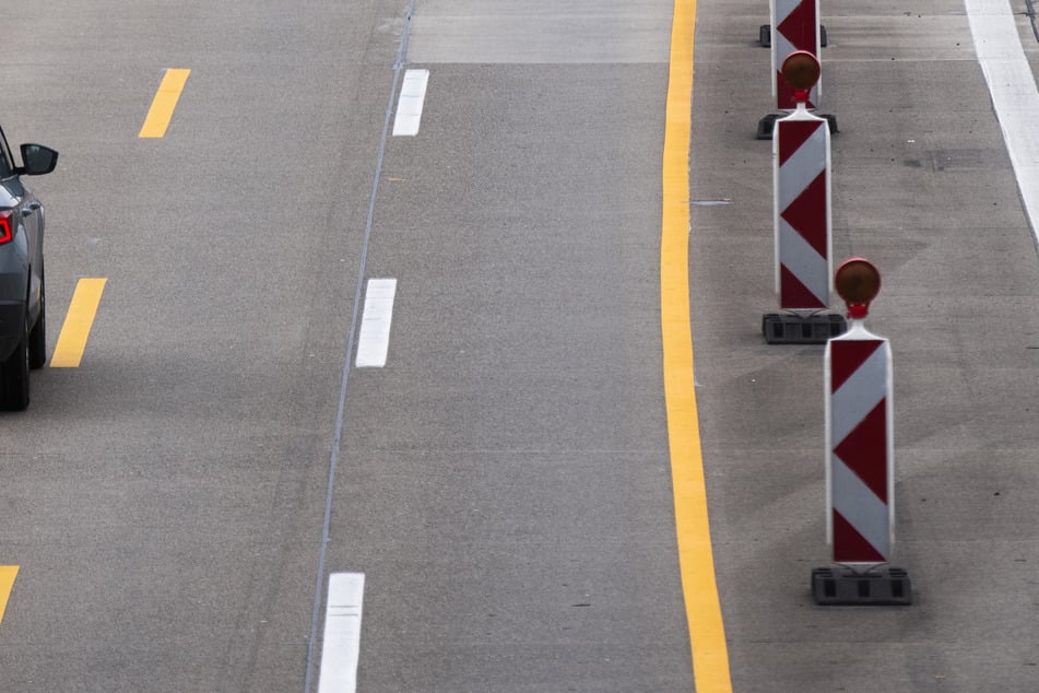 Wegen immer wiederkehrender Schäden muss die Fahrbahn bei Regensburg erneuter werden. (Symbolbild)