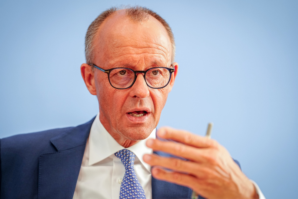 Oppositionsführer Friedrich Merz (68, CDU) fordert vom Bundeskanzler, dass die illegale Migration gestoppt wird.