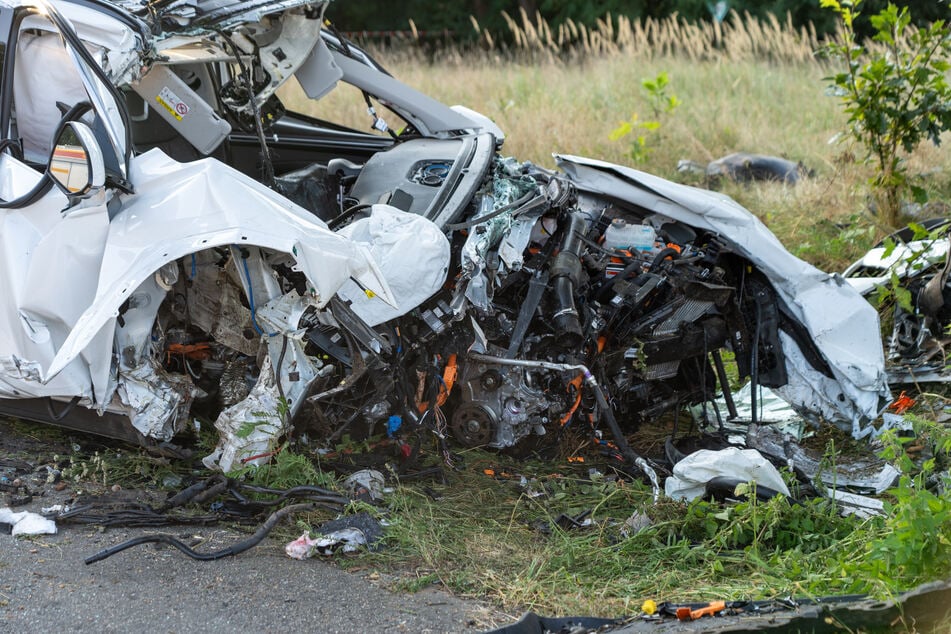 Der Hyundai wurde durch den Aufprall im Frontbereich komplett zerstört.