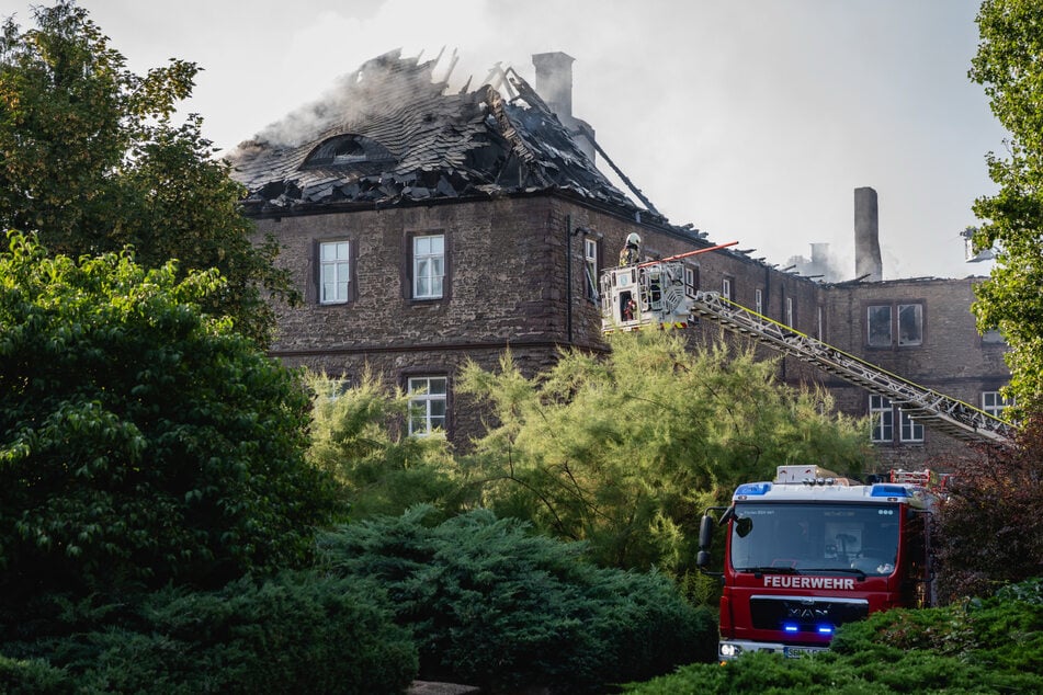 Großbrand im Schloss Wallhausen: Dachstuhl steht in Flammen