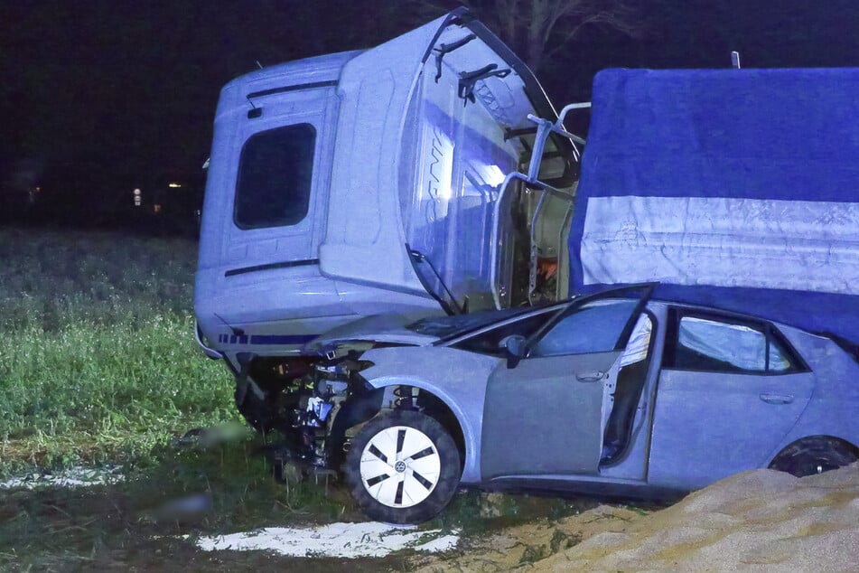Schweres Unglück im Rhein-Kreis Neuss: Lkw begräbt Auto unter sich