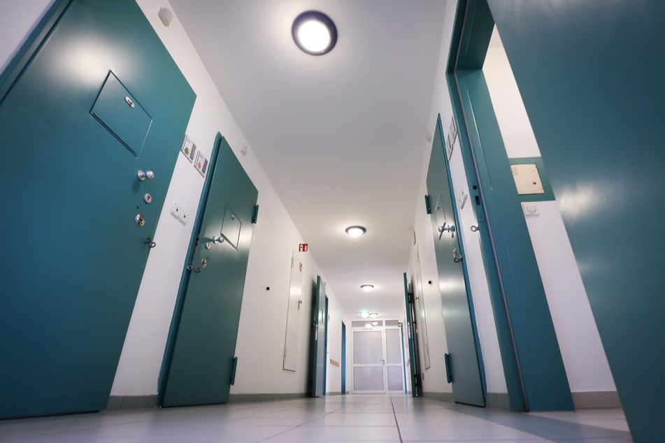 Blick in eine Jugendarrestanstalt. Damit junge Intensivtäter nicht dort landen, soll das NRW-Präventionsprogramm "Kurve kriegen" ausgebaut werden.