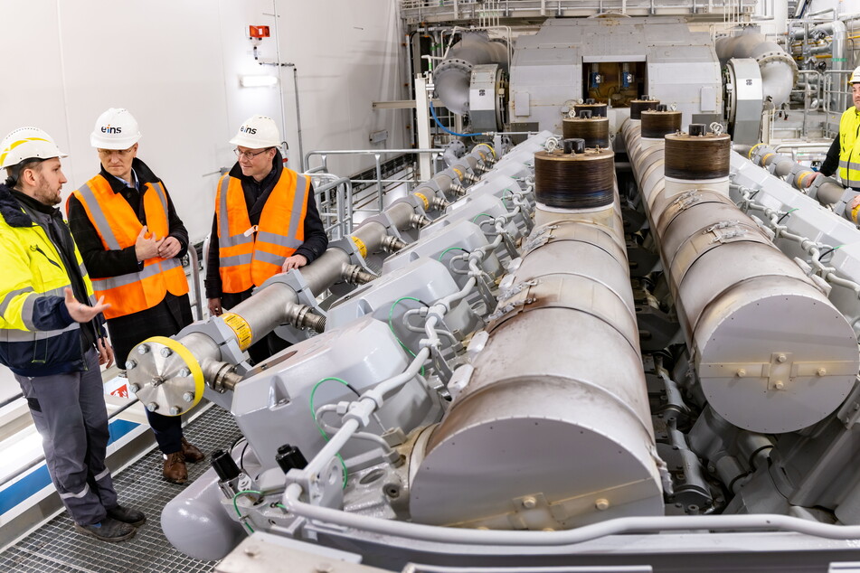 Besichtigung eines neuen Gasmotors (v.l.): Inbetriebnahmeleiter Lukas Gut, Roland Warner und Wolfram Günther.