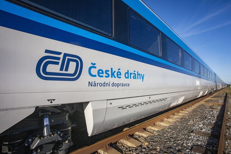 In einem Fernzug von České dráhy haben Einsatzkräfte einen Mann (36) erwischt, der zwei Haftbefehle offen hatte. (Archivfoto)