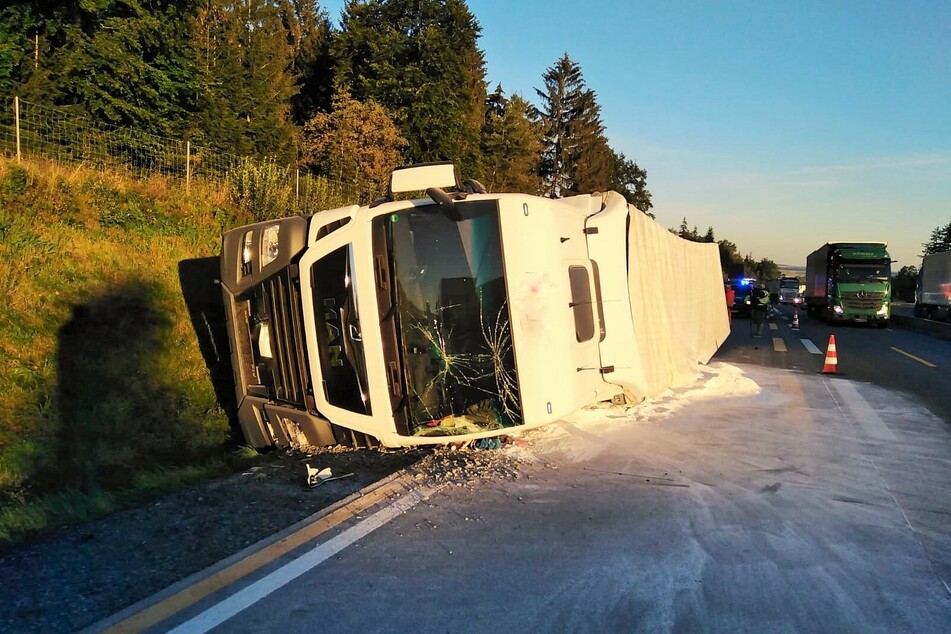 Lkw will Unfall entgehen, weicht aus und kippt anschließend selbst um
