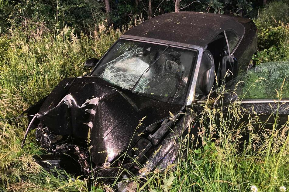 Das Auto kam nach dem Überschlag neben der Fahrbahn im Graben zum Liegen.