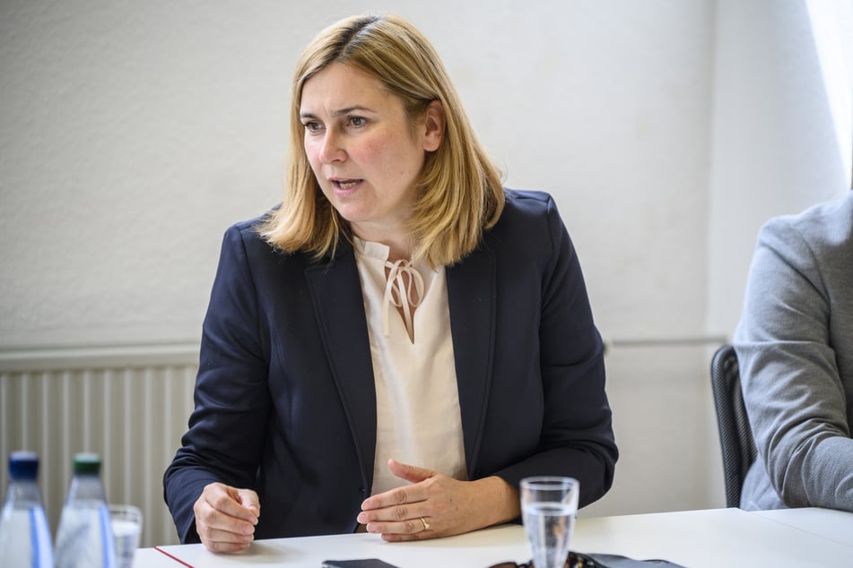 Zwickau-OB Constance Arndt (49, Bürger für Zwickau) warb beim Treffen in Wolfsburg für den Bestand des Zwickauer VW-Werkes.
