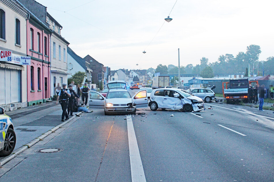 Bei dem Crash in Langenfeld entstand ein Sachschaden im hohen fünfstelligen Bereich.