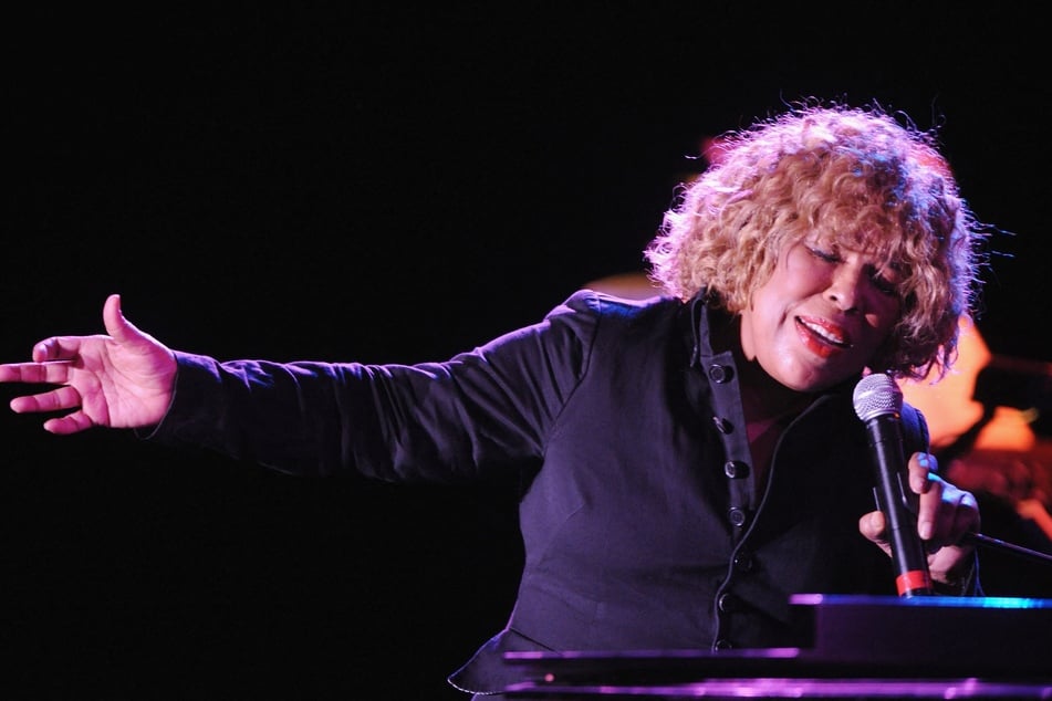 Roberta Flack performs onstage at the ASCAP Pied Piper award celebration in honor of Quincy Jones at the Nokia Theatre on April 22, 2008 in New York City.