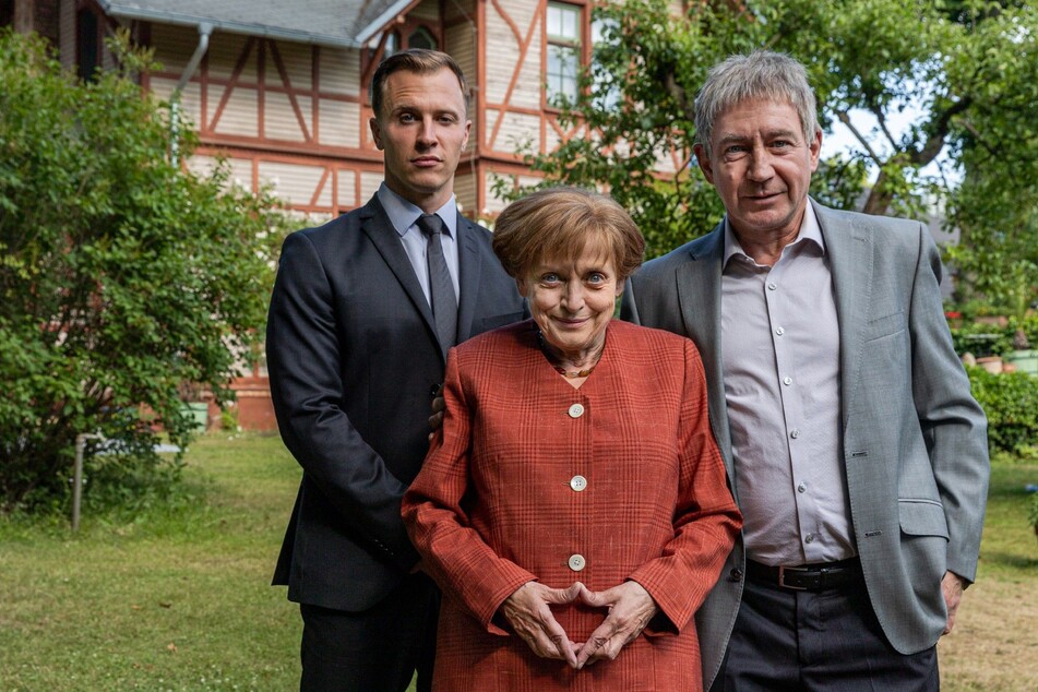 Katharina Thalbach (69) schlüpft in die Rolle von Deutschlands ehemaliger Kanzlerin Angela Merkel.