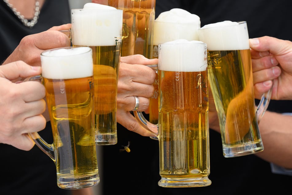 Arbeitgeber und Beschäftigte stoßen wieder an: Im Brauerei-Streit erzielte man eine Einigung. (Symbolfoto)