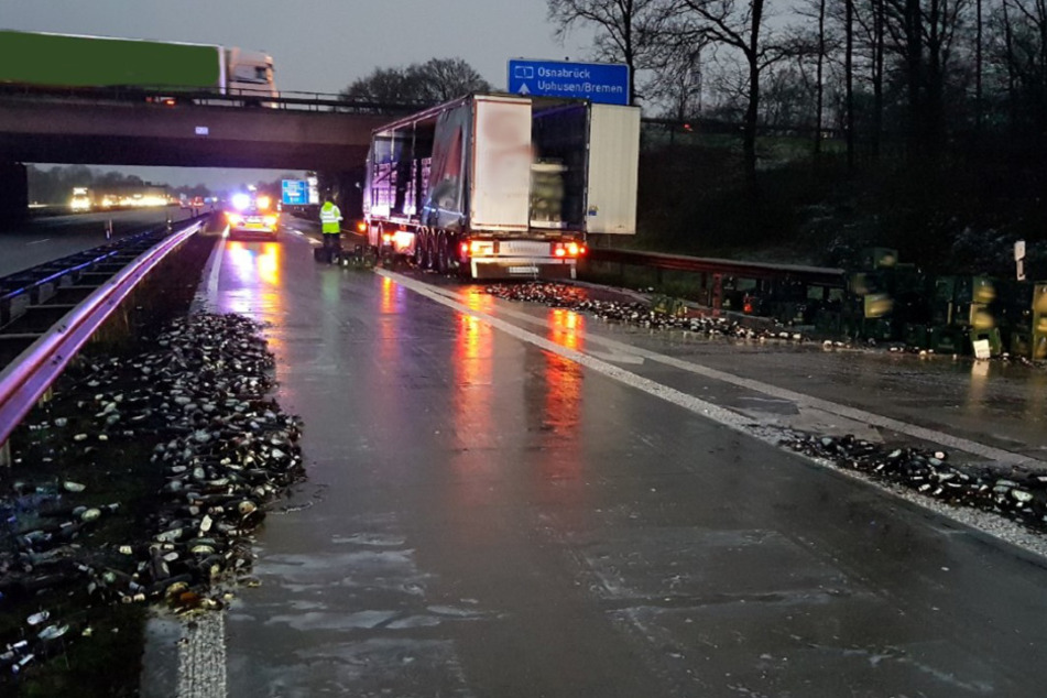 Die Flaschen und Kisten verteilten sich über die Autobahn.