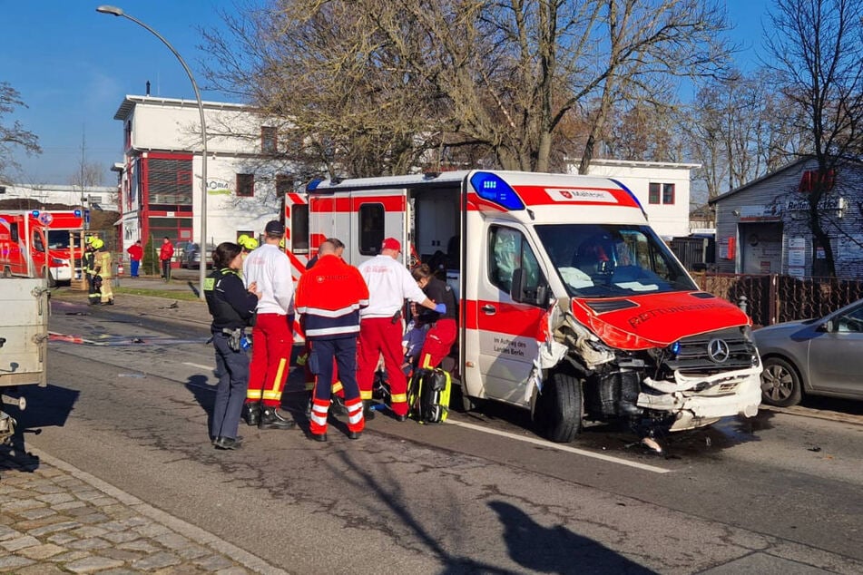 Ein Rettungswagen mit einem Patienten an Bord ist in Weißensee in einen Unfall verwickelt worden.