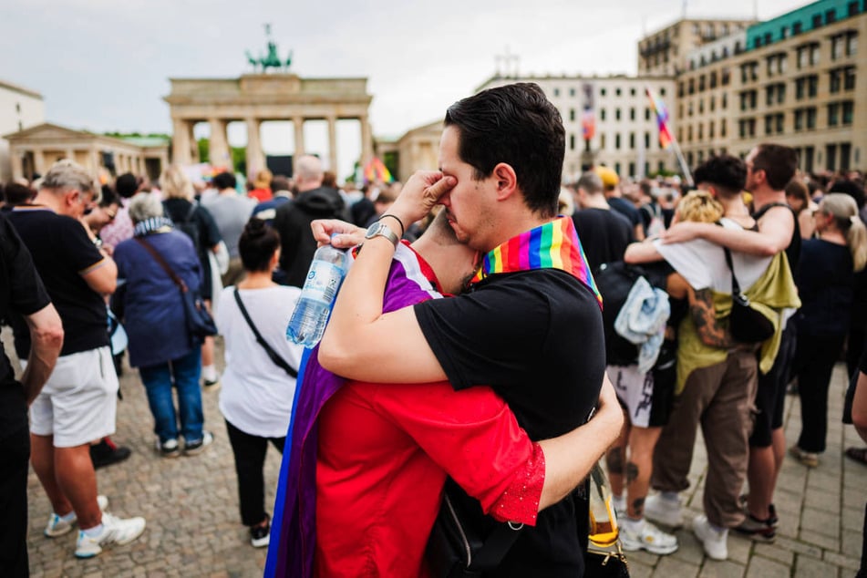 Auf dem Pariser Platz haben sich Hunderte Menschen spontan versammelt, um den Opfern zu gedenken.