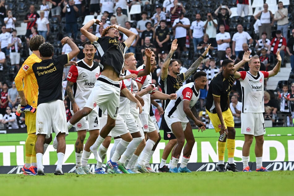 Trotz gewaltiger Hitze im Deutsche Bank Park: Der überzeugende Sieg im ersten Heimspiel der Saison entfesselte neue Kräfte zum Feiern.