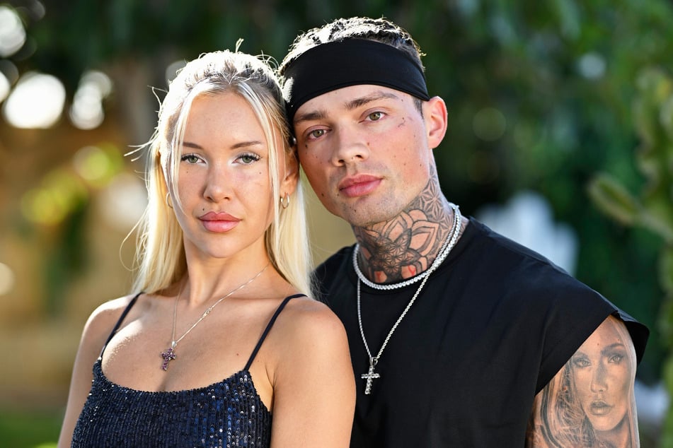 Josua (29) macht Videoanrufe mit Larissa, um zu kontrollieren, was sie anhat.