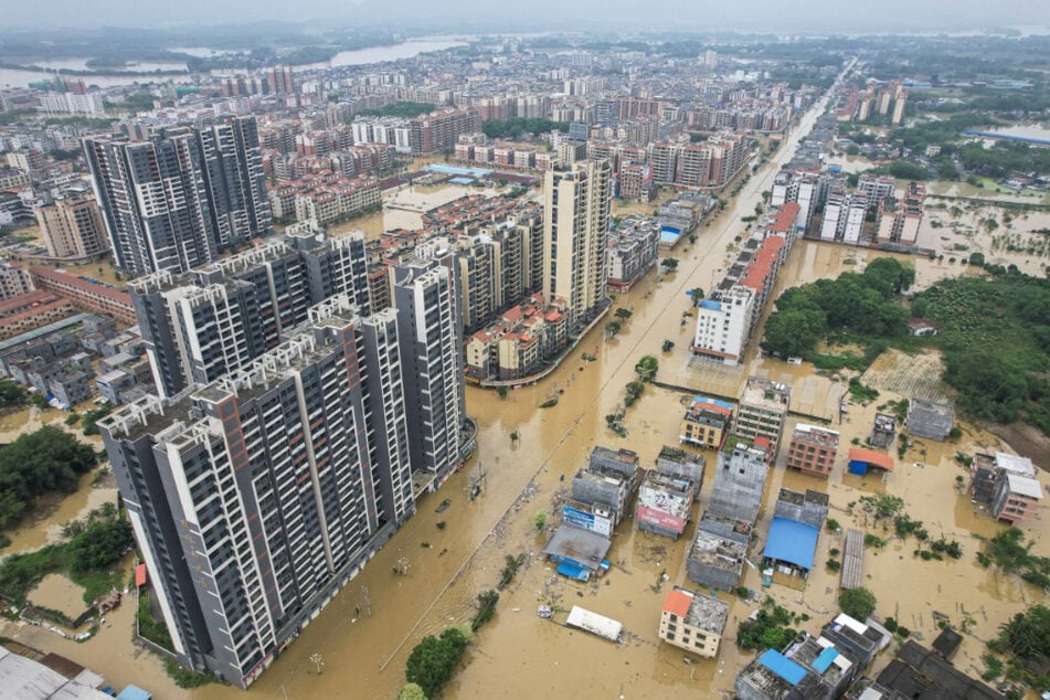 Überschwemmte Gebäude und Straßen nach schweren Regenfällen in der Stadt Qingyuan.
