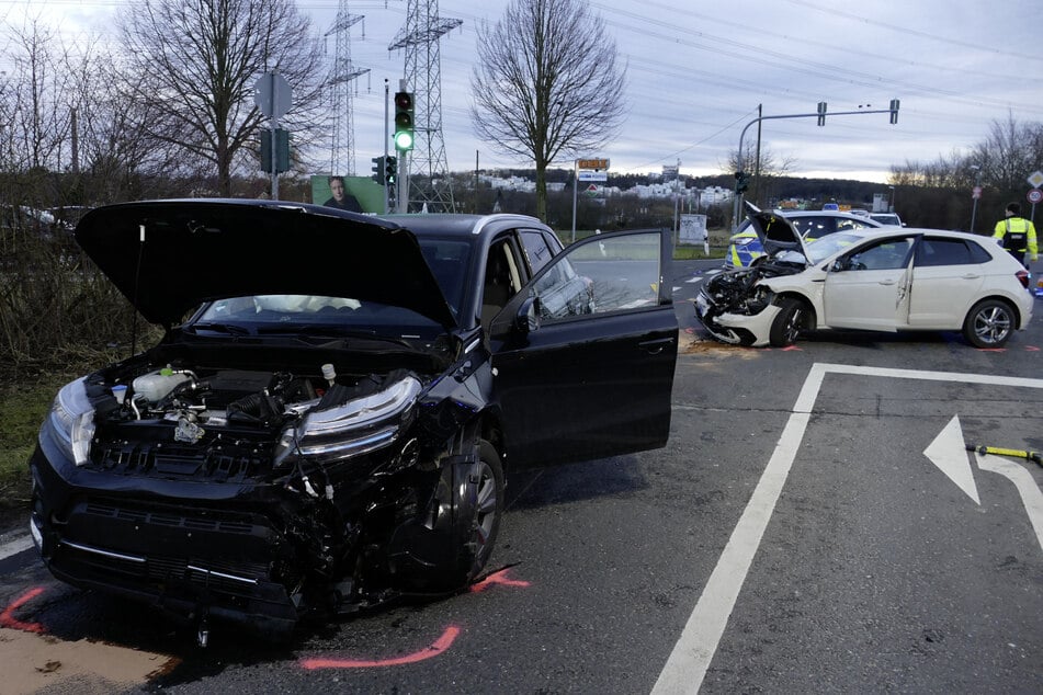 Beide Fahrzeuge konnten nach dem Crash nicht mehr weiterfahren. Der Gesamtschaden wird auf rund 40.000 Euro geschätzt.