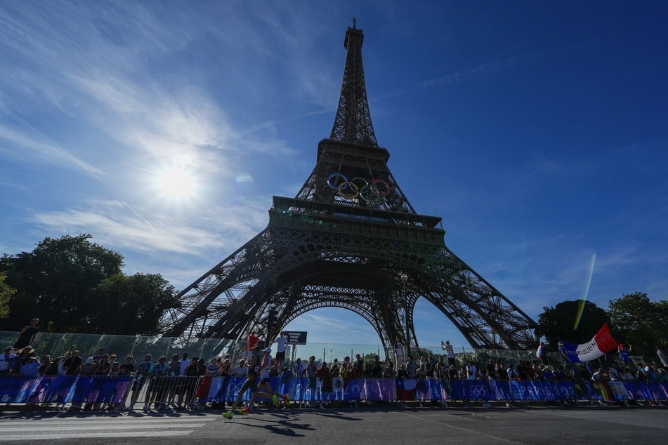 Am letzten Tag der Olympischen Spiele kletterte ein Mann auf den Eiffelturm.