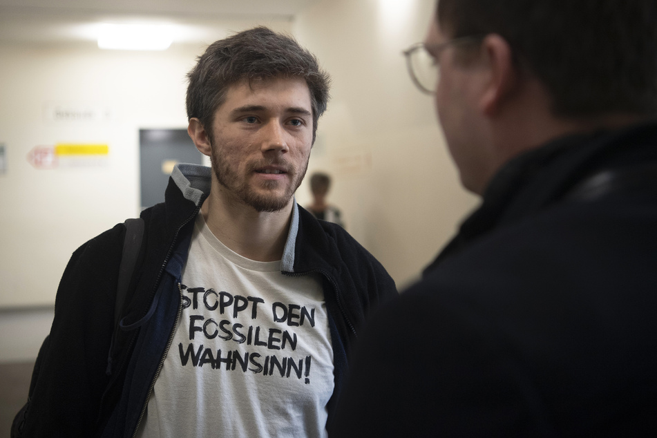 Klimaaktivist Henning Jeschke (23) stand erst kürzlich wegen zivilen Ungehorsams vor Gericht. Dort klebte sich der Aktivist an einem Tisch fest.