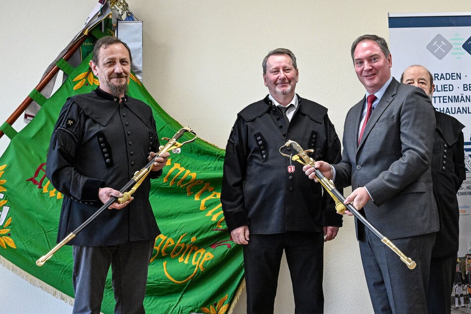 Jörg Markert (52, CDU, r.) vom Kulturministerium übergab die Säbel und Standarten am Samstag an Vertreter des SLV.