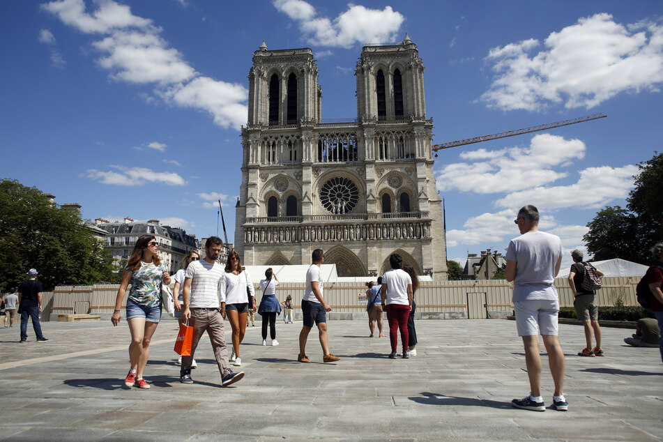 Gut ein Jahr nach dem verheerenden Brand von Notre-Dame ist der Platz vor der Pariser Kathedrale wieder für Besucher und Gläubige zugänglich.