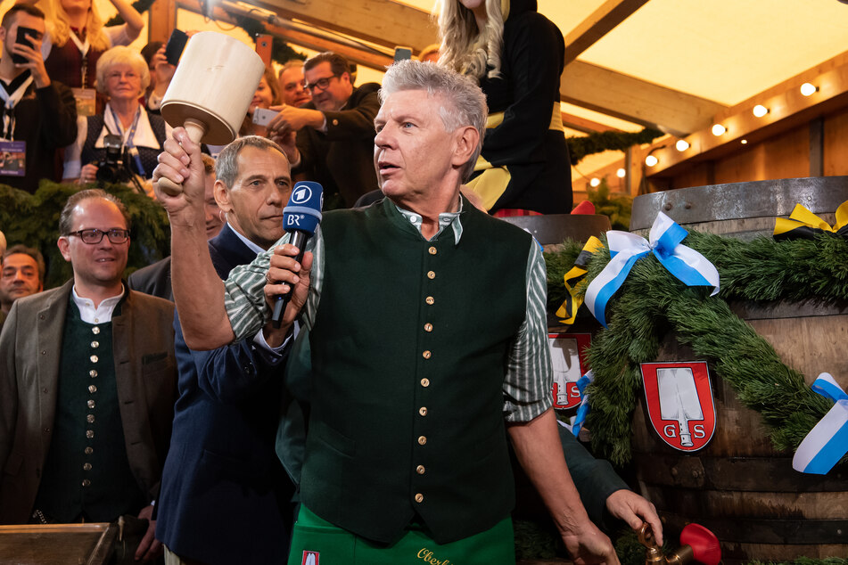 Münchens Oberbürgermeister Dieter Reiter (SPD) schwingt den Hammer beim traditionellen Fassanstich auf dem Oktoberfest 2019.