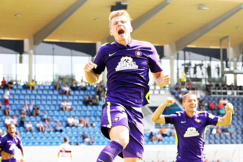 Riesenjubel bei Steve Breitkreuz (29) nach seinem ersten Profitor am 22. August 2015! Sein Treffer kurz vor Schluss beim VfB Stuttgart II war gleichbedeutend mit einem 2:1-Auswärtssieg des FC Erzgebirge Aue.