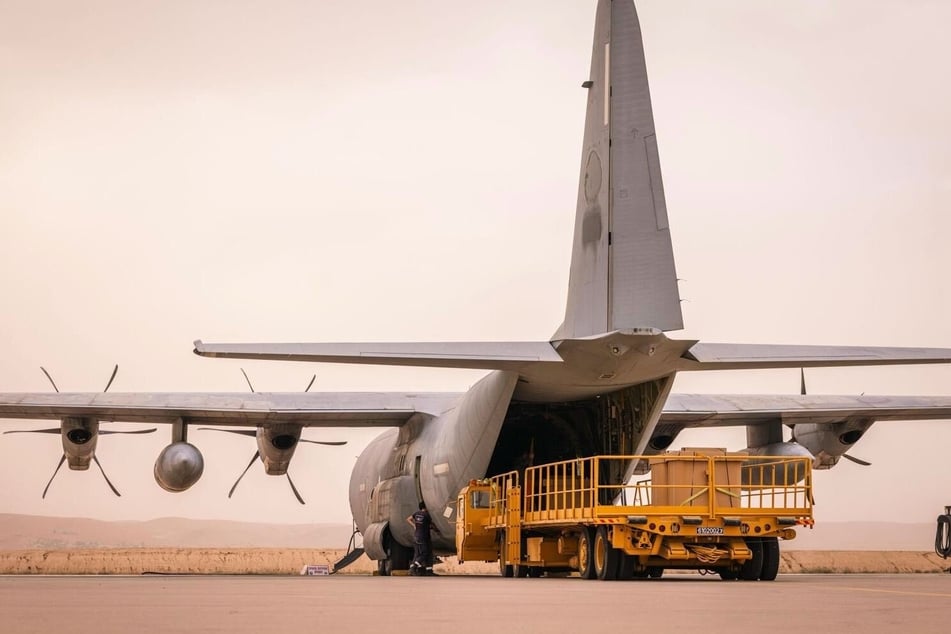 Ein schweres Militär-Transportflugzeug vom Typ C-130J Super Hercules wird für den Löscheinsatz vorbereitet.