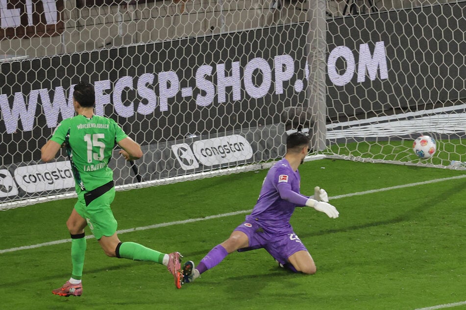 Tabakovic muss in der Mitte nur noch den Fuß hinhalten - Doppelpack!