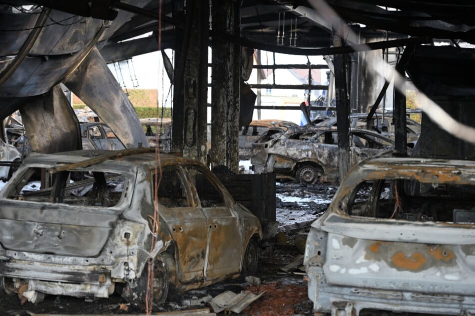 Die Fugel-Werkstatt brannte in der Silvesternacht samt 20 Autos ab. Schaden: rund 15 Millionen Euro.