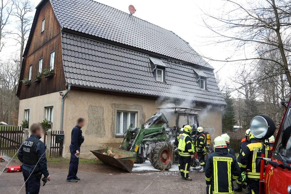 Einsatzkräfte der Feuerwehr löschten den Brand und konnten das Übergreifen der Flammen auf das nahe gelegene Wohnhaus verhindern.