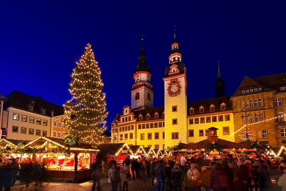 Der Weihnachtsmarkt in Chemnitz lädt rund um das Rathaus zum Genießen ein.