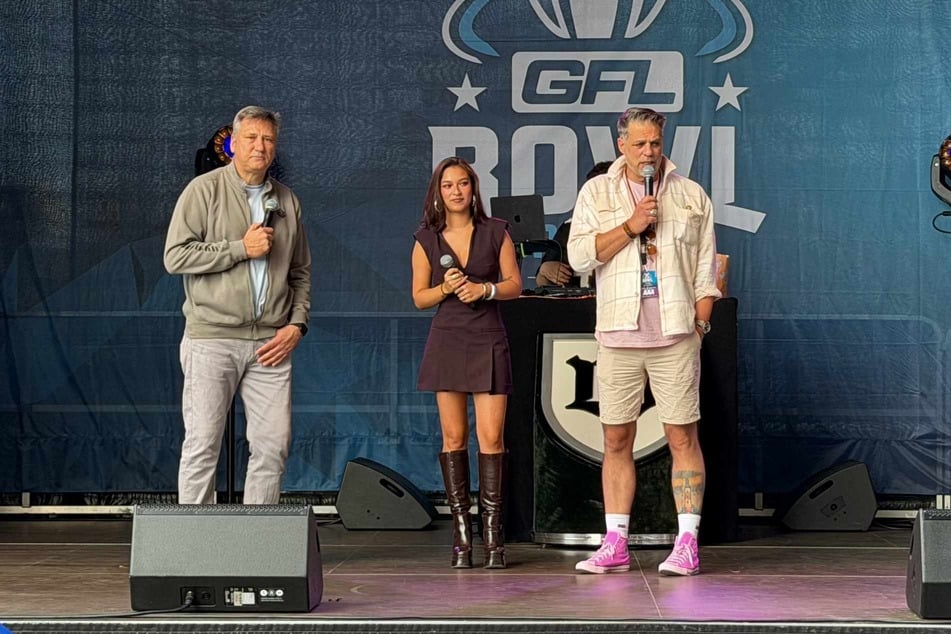 Roman Motzkus (l.), Claudia Yang (M.) und Carsten Spengemann unterhalten die Football-Fans in Dresden schon einige Stunden vor dem Kickoff.