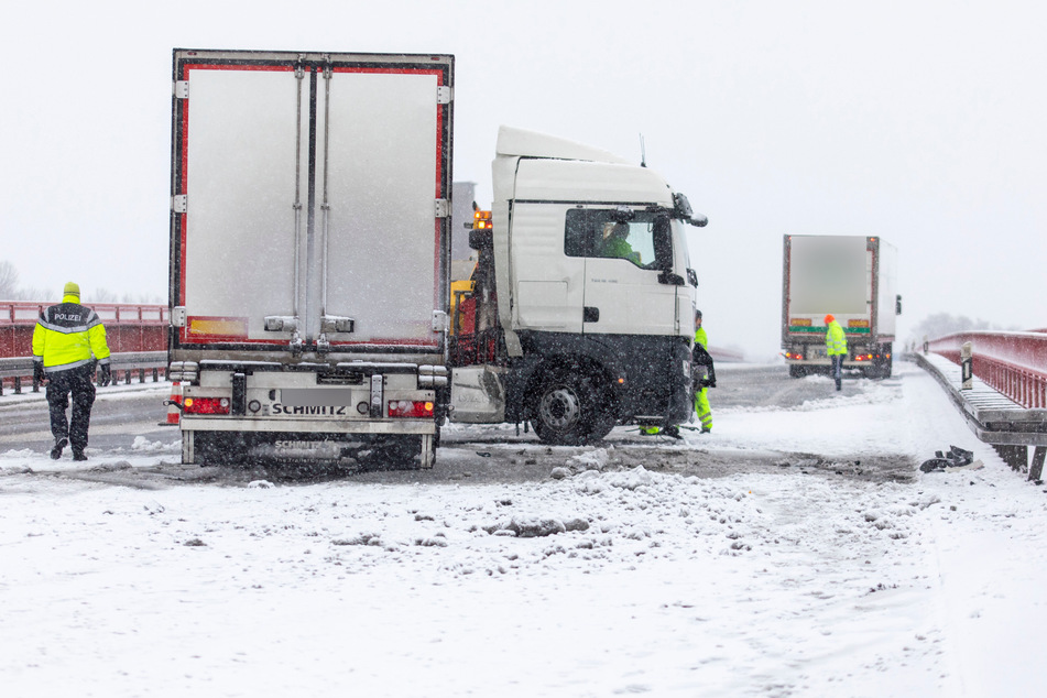 Auf der A9 bei Vockerode krachte ein MAN-Brummi in die Leitplanke.