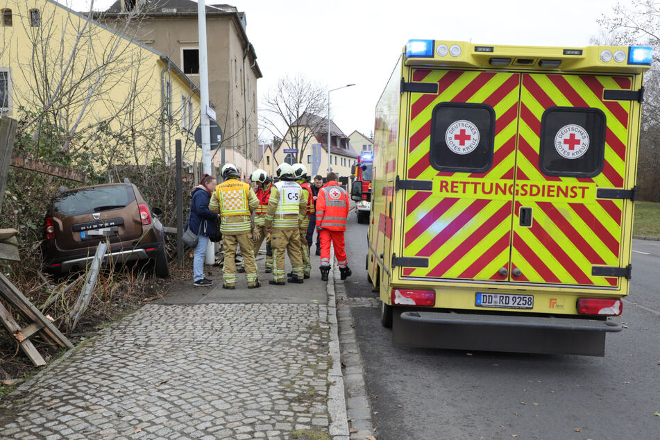 Aus noch ungeklärter Ursache kam eine Frau in ihrem Dacia von der Kesselsdorfer Straße ab und durchbrach einen Zaun.