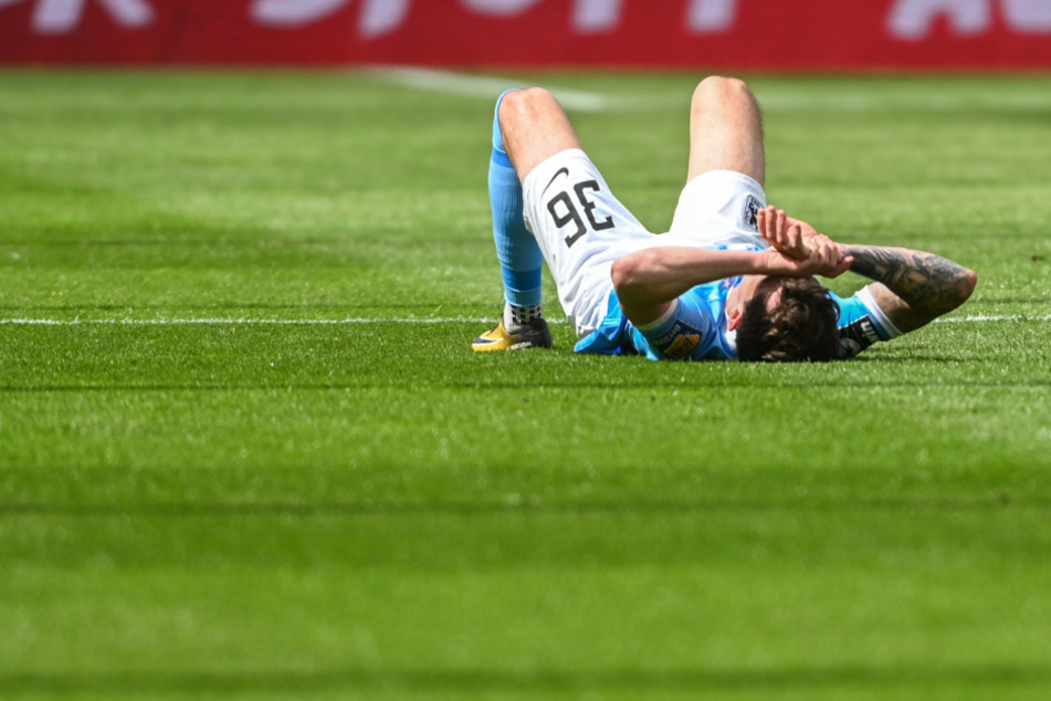 Phillipp Steinhart von TSV 1860 München liegt nach dem mit 3:1 verlorenen Spiel gegen Ingolstadt enttäuscht auf dem Rasen.