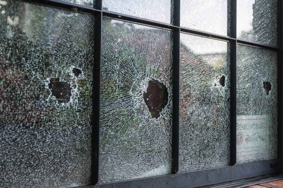 Mehrere Scheiben des Rammstein-Büros wurden bei einer nächtlichen Attacke zerstört.