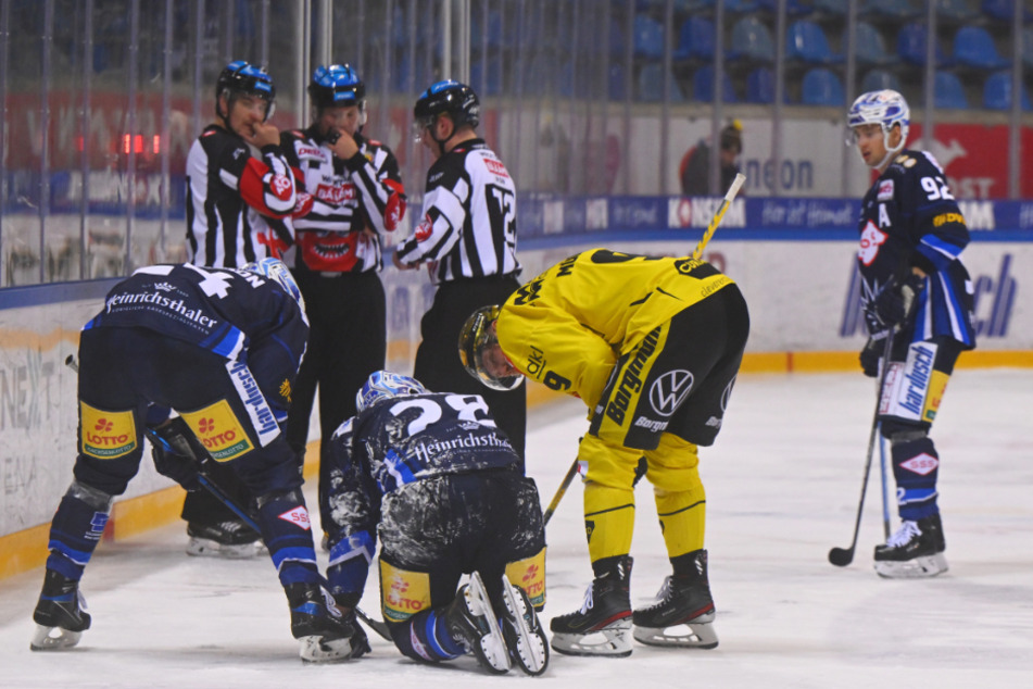 Auf dem Eis kniend, von zwei Spielern umringt, rappelte sich Maximilian Kolb (26) nach dem harten Check im Heimspiel gegen Bayreuth wieder auf.