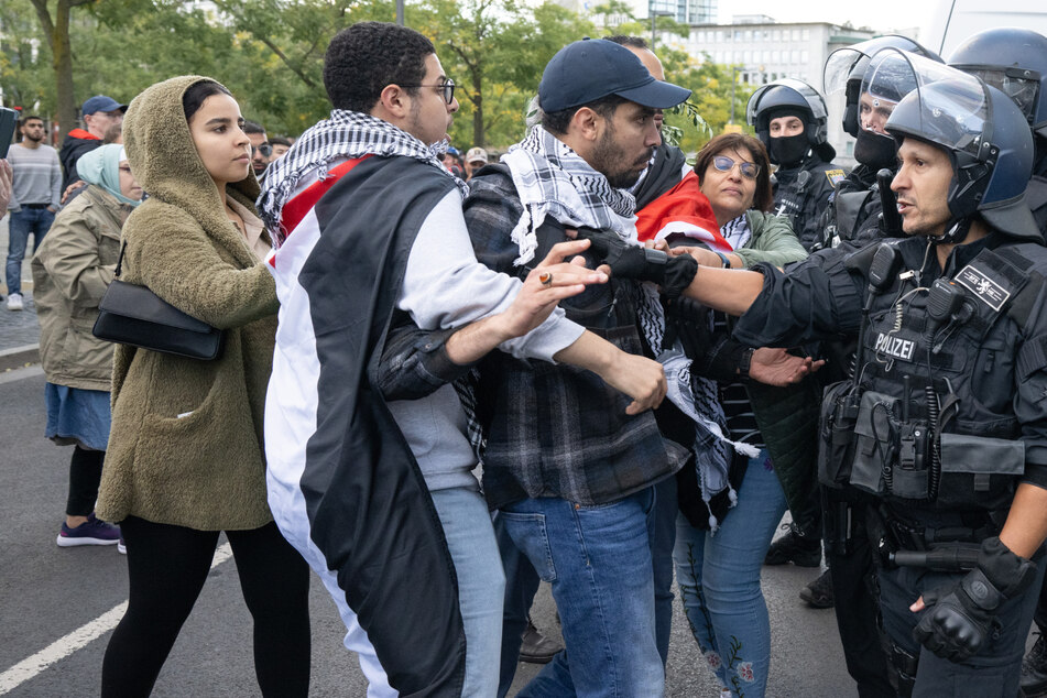 Polizisten mussten in Frankfurt am Main Demonstranten zurückhalten, die trotz des Verbots der anti-israelischen Kundgebung protestierten.