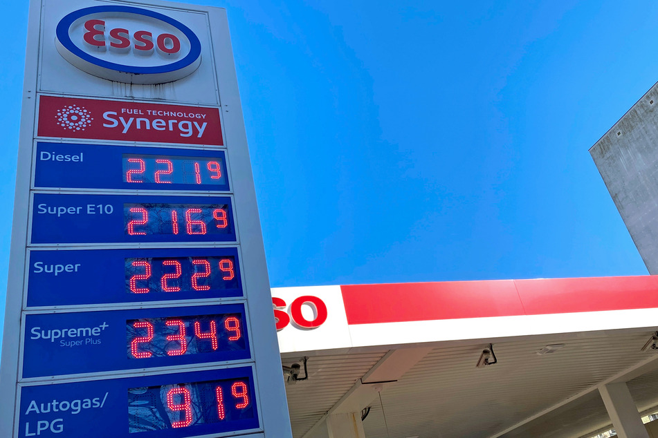 Eine der Folgen des Ukraine-Krieges: Die Benzinpreise an deutschen Tankstellen explodieren förmlich.