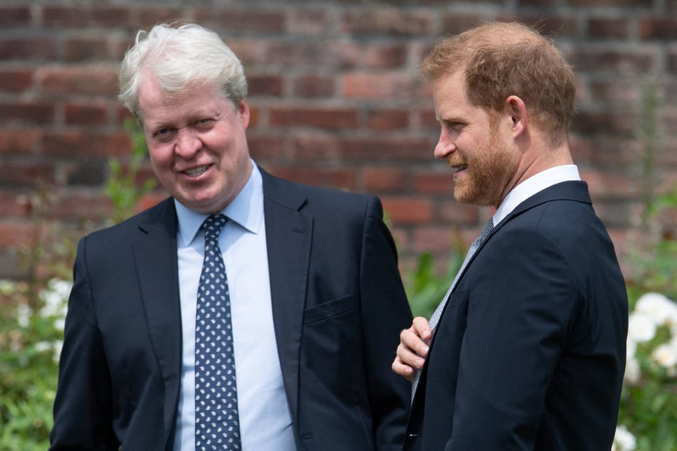Charles Spencer (61), der 9. Earl Spencer, im Gespräch mit seinem Neffen Prinz Harry (40, r.). Der Bruder von Lady Di verbringt noch immer viel Zeit auf dem Stammsitz seiner Familie.